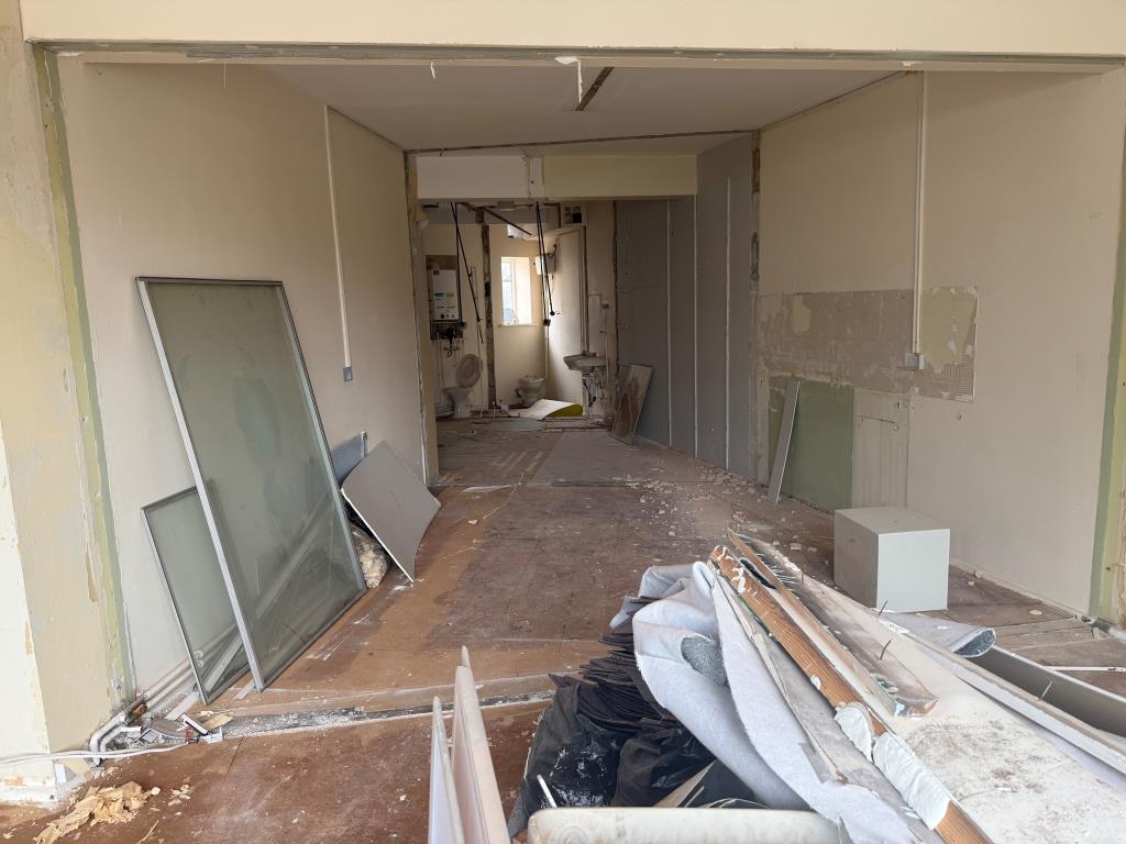 Lot: 35 - FORMER FIRST FLOOR OFFICE SUITE WITH RESIDENTIAL CONSENT - Internal view with rear window